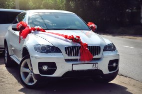 BMW x6, Красные украшения