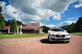 BMW 520, свадьба 15 августа, персиковые украшения