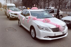 Тойота Камри, свадьба и розовые украшения