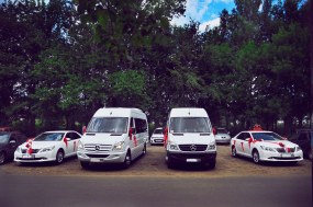 2 Мерседеса Спринтера и 2 Тойоты Камри, красные украшения